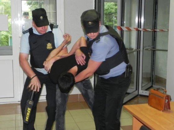 Через металлоискатель на входе в суды не пронесешь пистолет