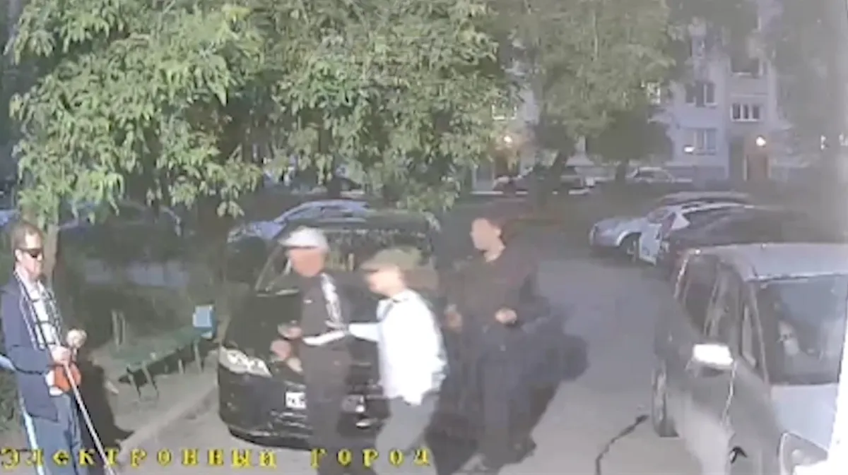 В Новосибирске неизвестный мужчина украл у слепого телефон и скрылся - видео