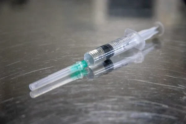 У вакцинированных людей риск тяжелой формы снижается в 5 раз