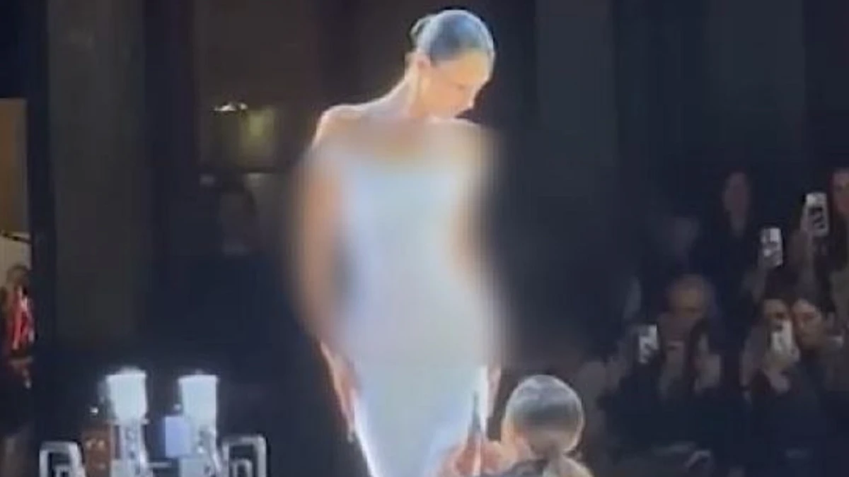 Платье из спрея: в Париже на полуобнаженную модель нанесли жидкость в форме вечернего наряда – видео