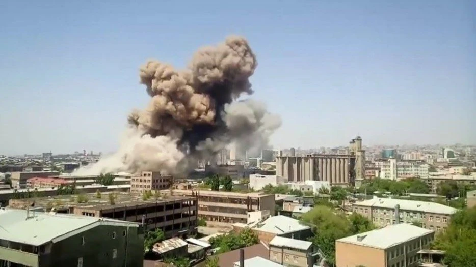 В Ереване в торговом центре прогремел взрыв, есть пострадавшие – видео