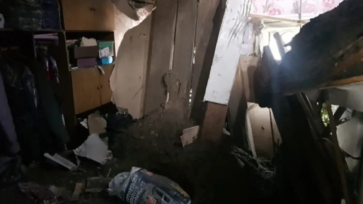 61-летняя жительница Барнаула и ее 4-летний внук погибли из-за обрушения потолка в доме. Фото: СК РФ по Алтайскому краю