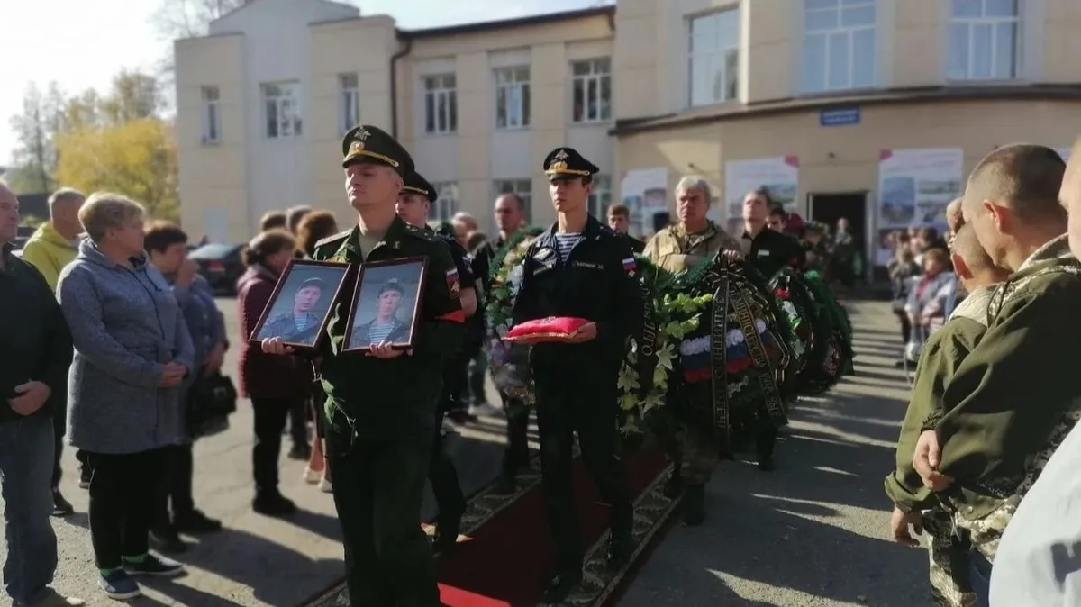 Похороны братьев-военнослужащих. Фото: Сергей Бондаренко | VK