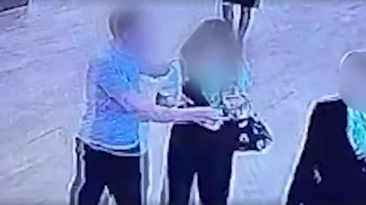 В Красноярске рецидивист напал с ножом на сотрудницу аэропорта - видео