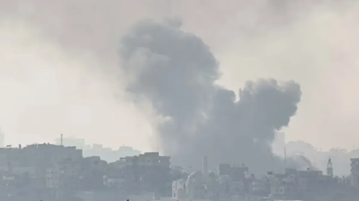 Дым после взрывов в секторе Газа. Фото: DailyMail