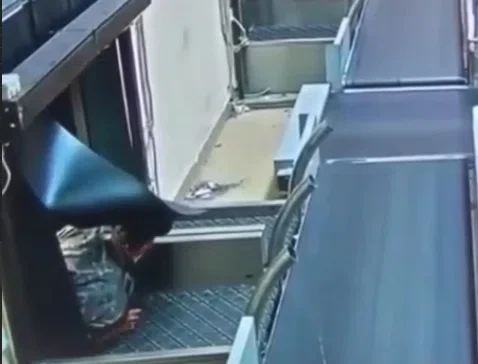 Мужчина покатился по багажной карусели