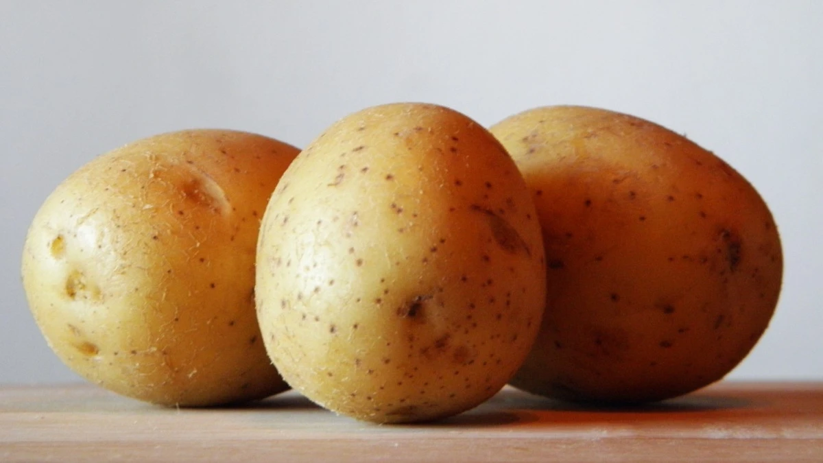 «Не прорастет и не позеленеет!» Сохраните картофель съедобным в течение шести месяцев с помощью нового лайфхака для хранения