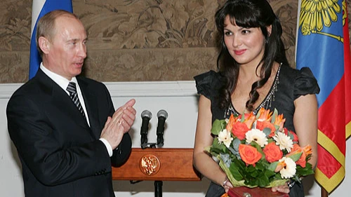 А здесь Анна Нетребко как раз таки и получает ту самую «награду» от Владимира Путина. Фото: Кремлин.ру