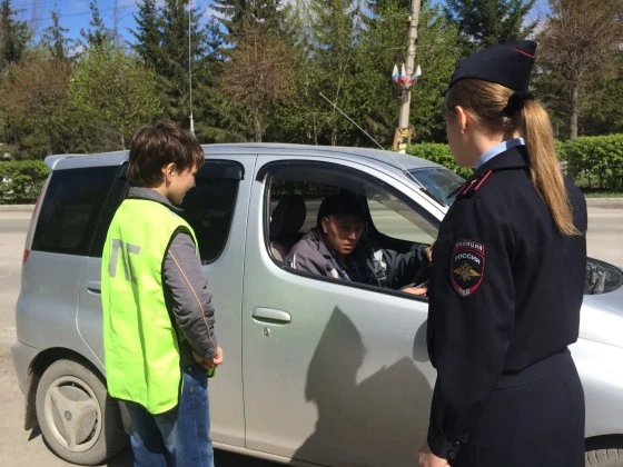 Юные инспектора движения призывали водителей автомобилей быть внимательнее