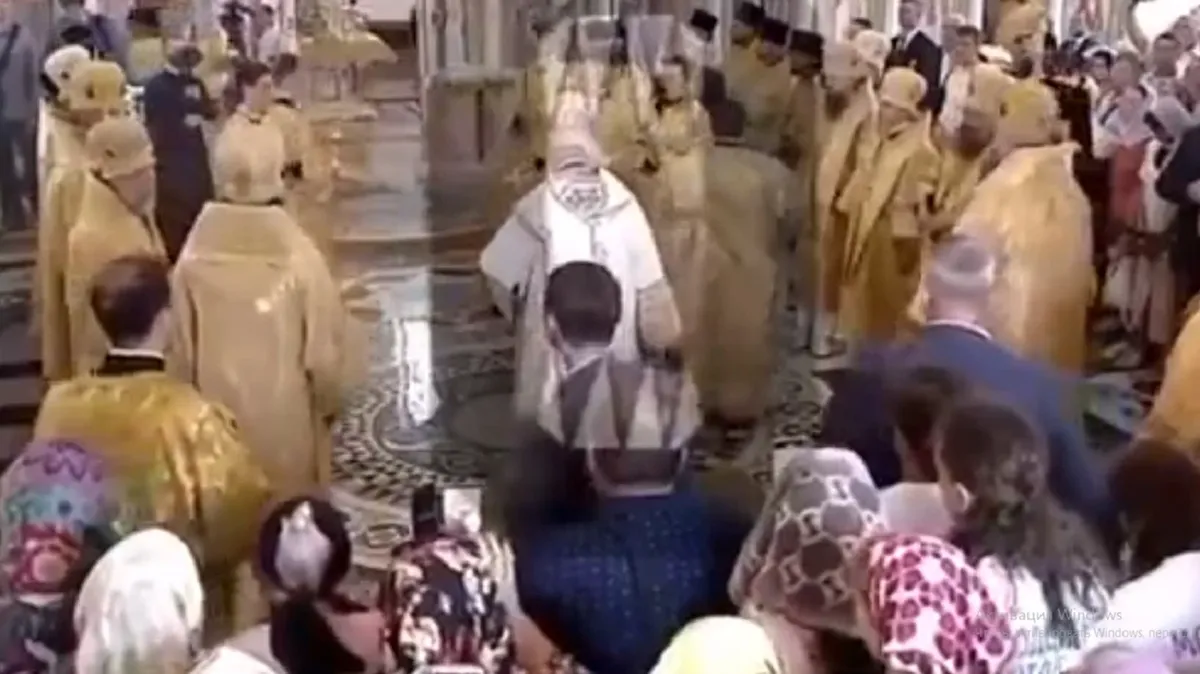 Патриарх Кирилл поскользнулся на святой воде в храме Новороссийска и упал на пол – видео