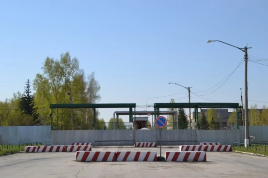 Въезд на завод скрывает несколько автоматических ворот