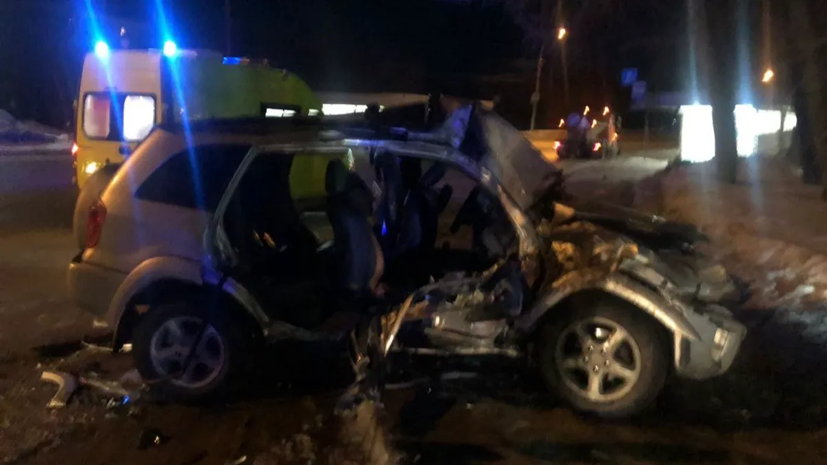 «Это мой зять за рулем был» В Новосибирске водитель Toyota RAV4 попал в смертельное ДТП, столкнувшись автомобилем МАЗ – фото