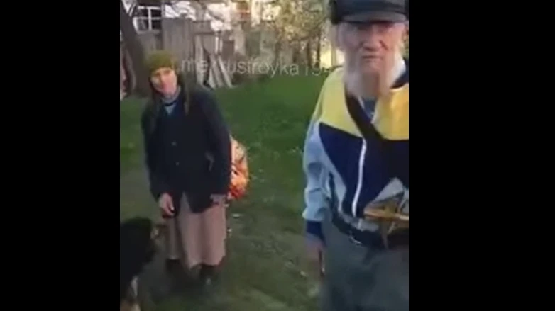 Украинская бабушка с советским Знаменем Победы отказалась эвакуироваться в Харьков – новое видео о героине россиян Анне появилось в сети 