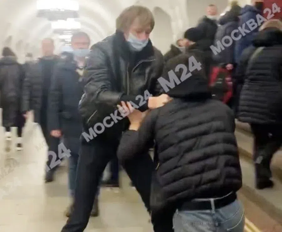 В Московском метро подрались пассажиры и попали на видео
