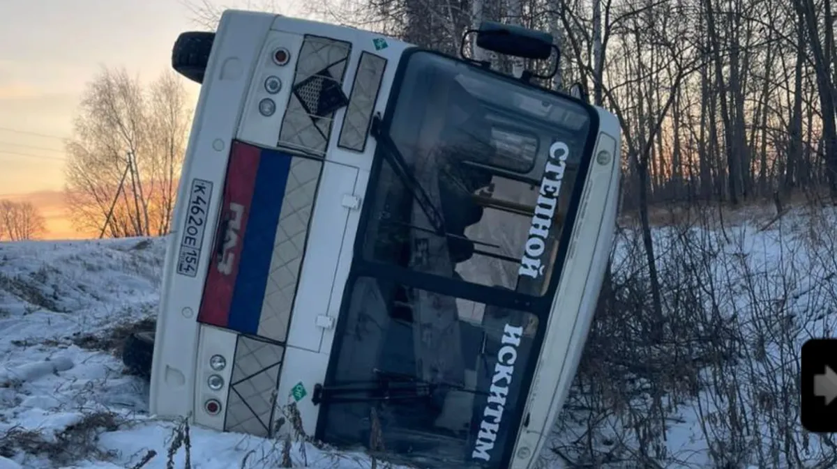 Под Искитимом автобус с 7 пассажирами слетел с пути и опрокинулся 