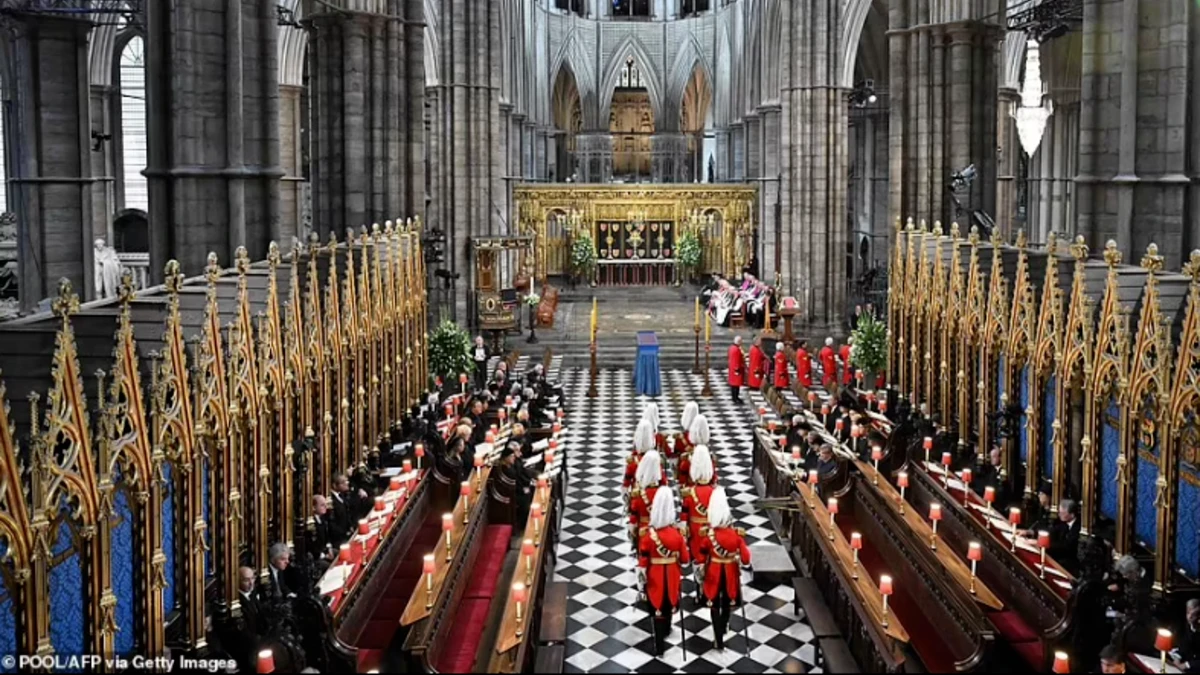 Из Вестминстерского аббатства гроб отправили на похоронную церемонию. Королеву хоронят в Винздоре. Фото: POOL/AFP via Getty Images
