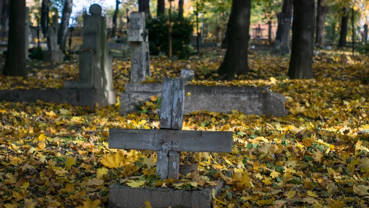 Старые могилы нуждаются в уборке. Фото: pixabay.com