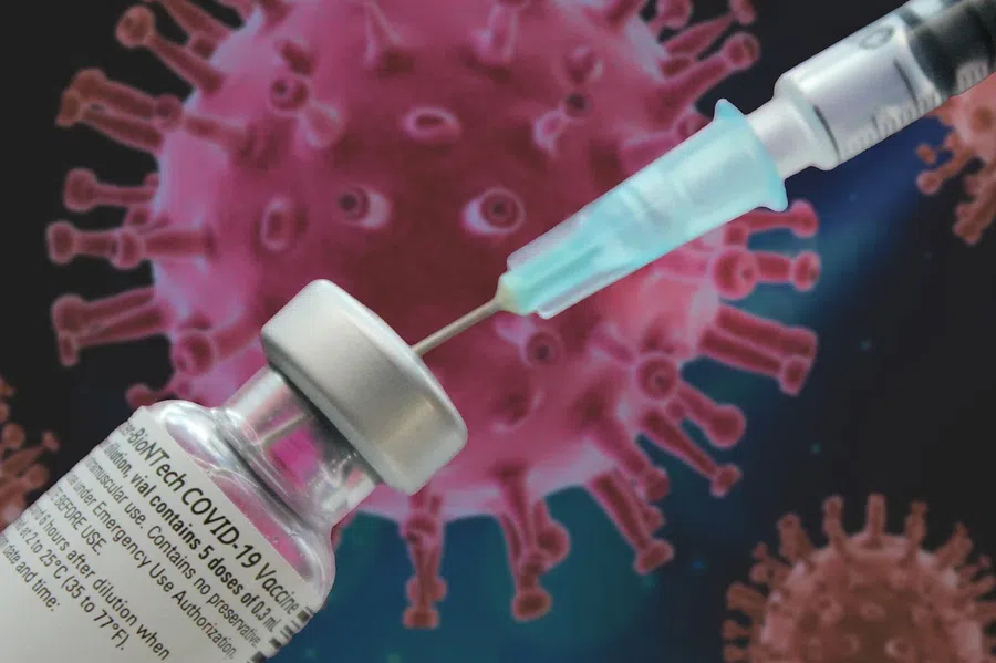 Ревакцинация от коронавируса дает «в пять раз большую защиту, чем вторая прививка». Сколько сохраняется иммунитет?
