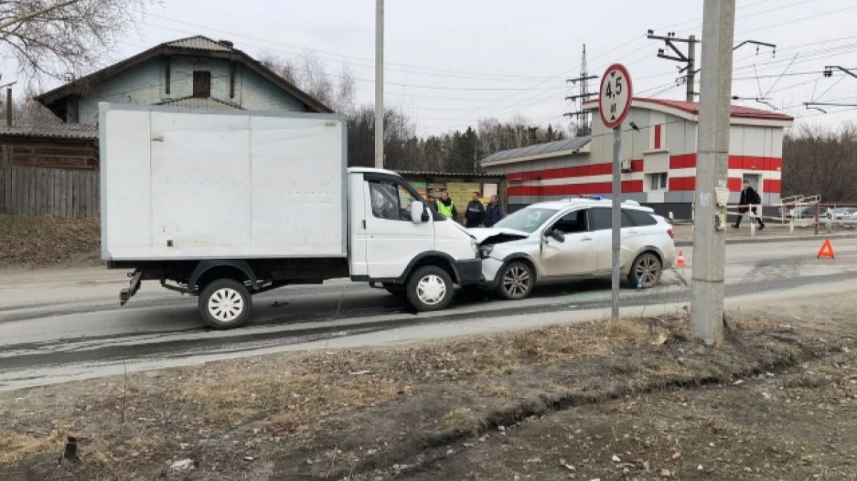 В Новосибирске водитель легковушки умер за рулем и врезался в две «ГАЗели»