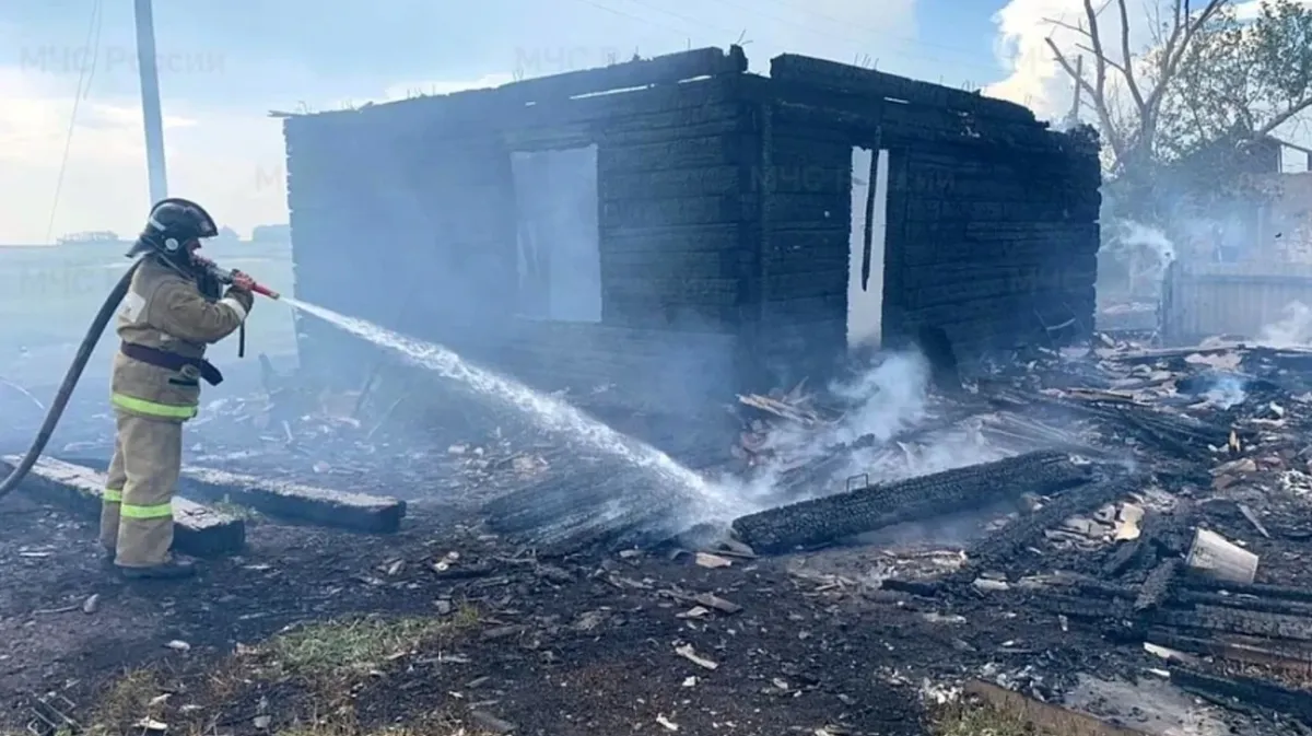 В Новосибирской области 64-летний мужчина погиб при пожаре в доме — он сжигал мусор