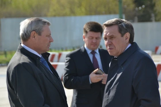 Врио губернатора Владимир Городецкий и глава Искитима Виктор Пфейфер на следующий день после трагедии выезжали на НЗИВ. Они обещали оказать помощь семьям погибших заводчан