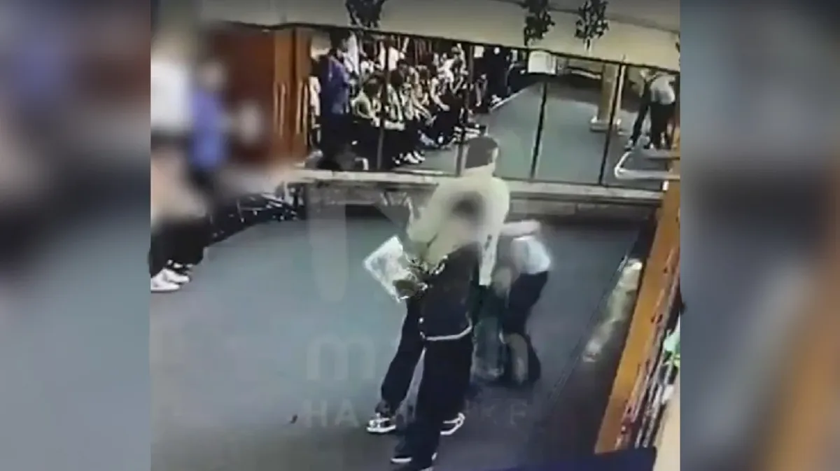 В школе Санкт-Петербурга учитель физкультуры швырнул на пол 11-летнего мальчика