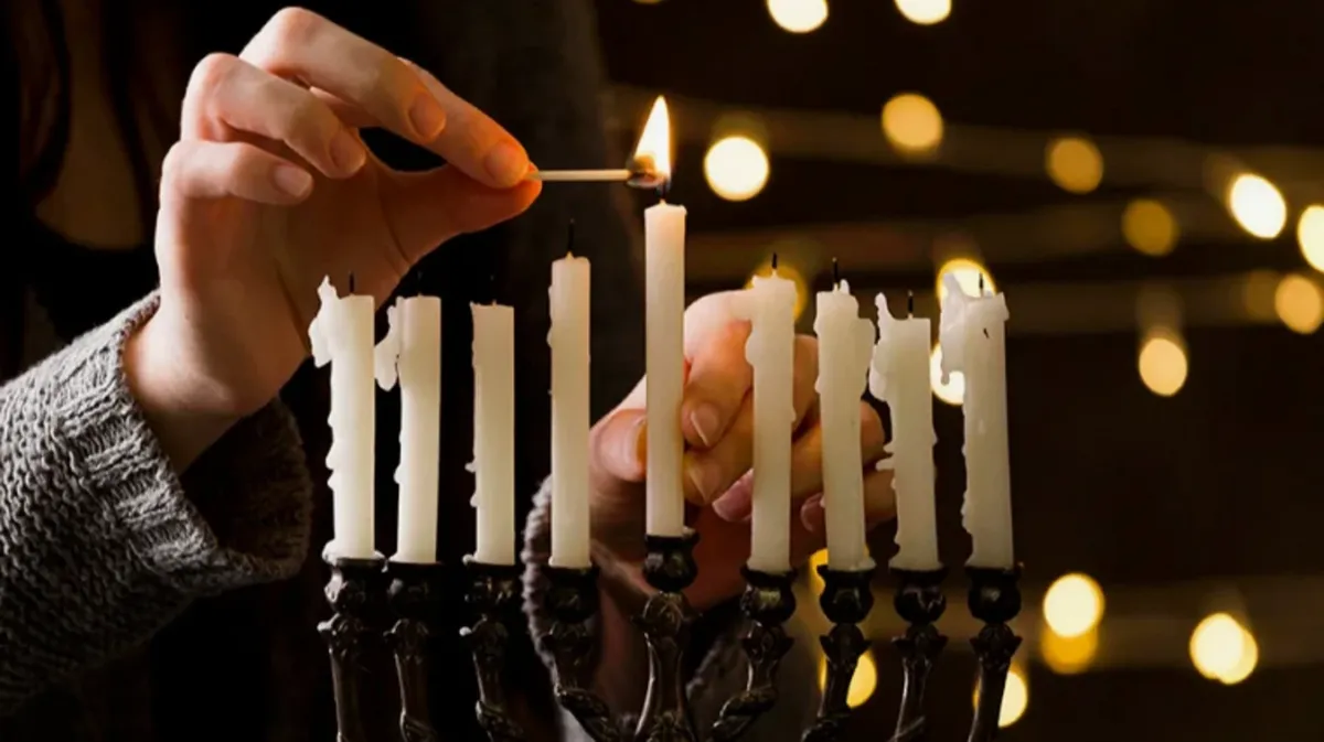 Ханукии зажигаются с крайней правой свечи. Фото: stylishbag.ru