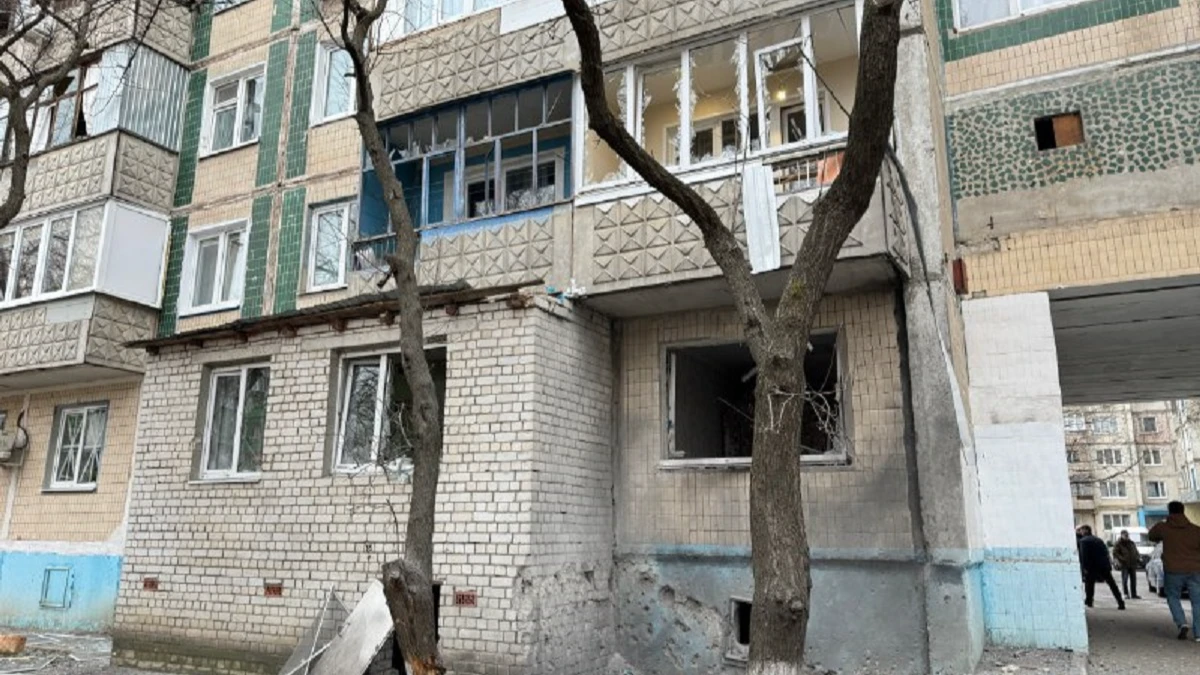 Украинский беспилотник врезался в многоквартирный дом Белгорода: мужчина погиб, пострадали женщины и дети