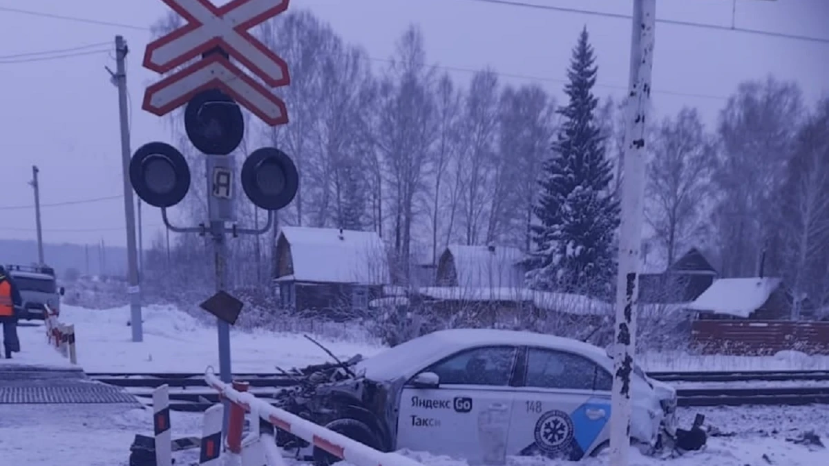 В Новосибирской области грузовой поезд снес такси Volkswagen - водитель выехал на железнодорожные пути 