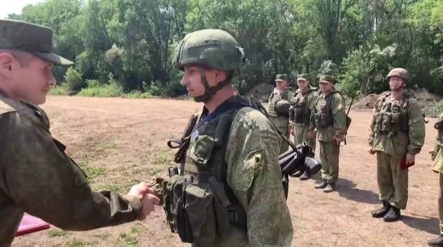 Российский военный по имени Арсен получил госнаграду за спасение 15 сослуживцев на Украине: Вытаскивал товарищей под пулями