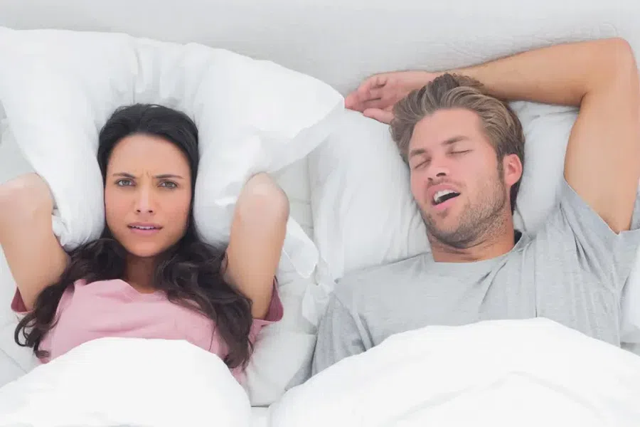 Шесть причин, по которым женщинам сложно заснуть, пока их партнер храпит всю ночь