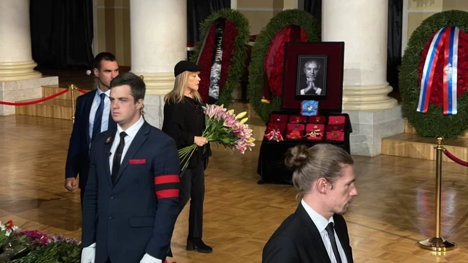 Пугачева и Медведев приехали проститься с Горбачевым – прямая трансляция с прощальной церемонии