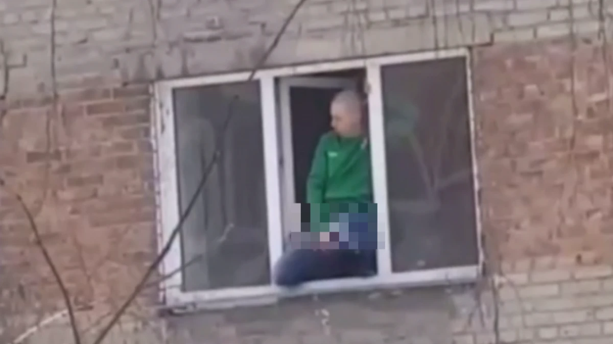 В Новосибирске мужчина справил нужду из окна на прохожих