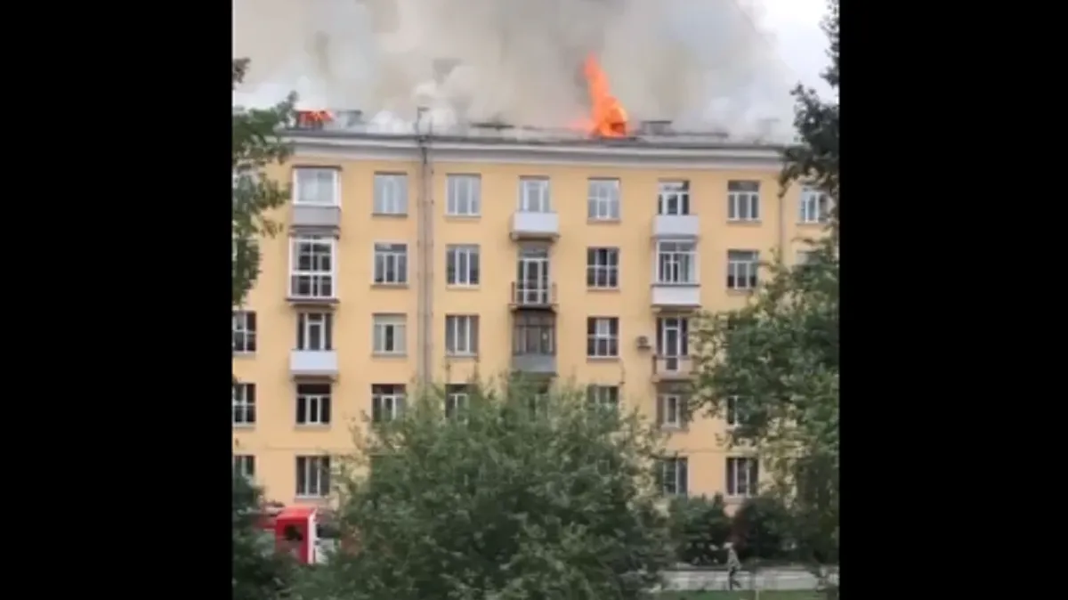 «Срочная эвакуация» В Новосибирске вспыхнула крыша пятиэтажного дома