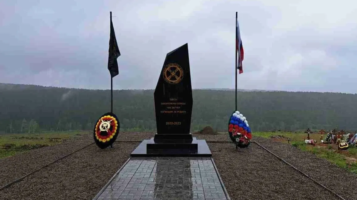 Эти монументы — дань памяти бойцам, которые отдали свою жизнь за Родину. Фото: t.me | WAGNER GROUP 