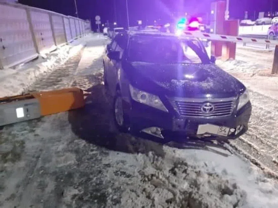 По всему Новосибирску гонялись сотрудники ДПС за Toyota Camry: Пока хозяин заносил пакеты в квартиру, авто угнали