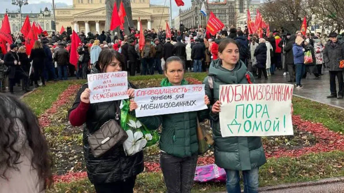 В Москве семьи мобилизованных вышли на митинг и выступили против бессрочной мобилизации