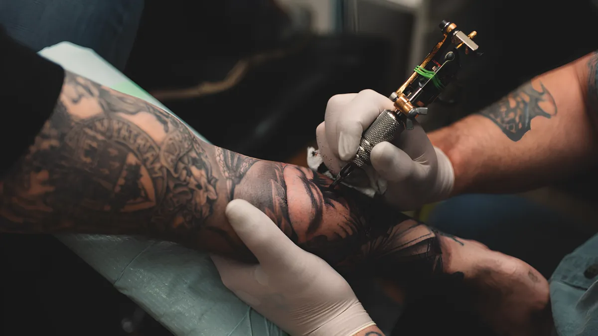Процесс нанесения татуировки. Фото: vse-o-tattoo.ru
