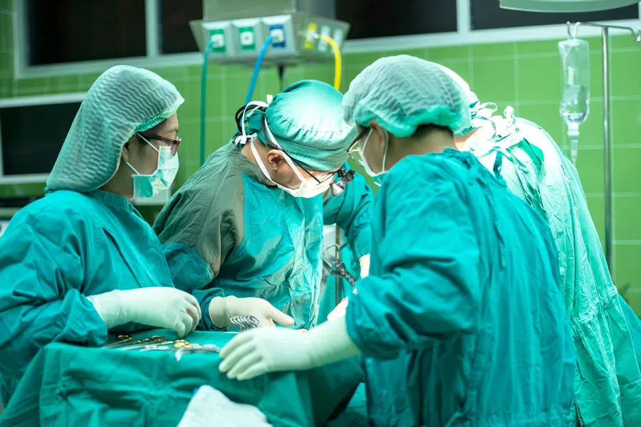Австрийский хирург по ошибке ампутировала пожилому пациенту здоровую ногу