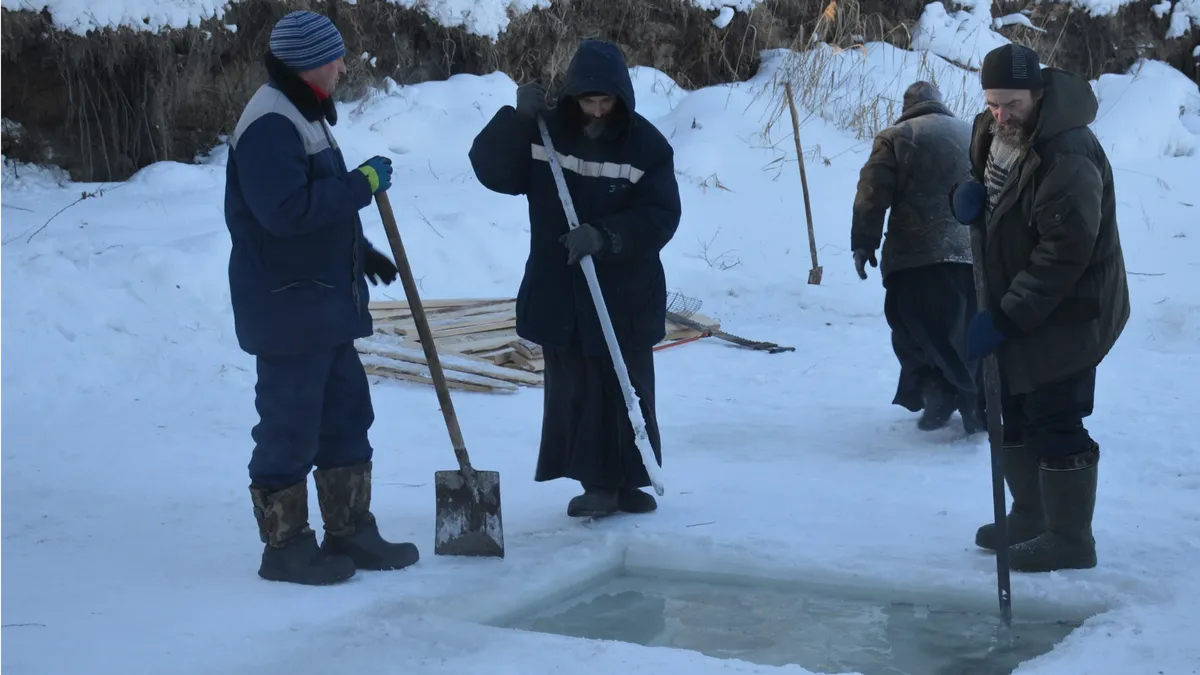 Крещенские проруби 18 и 19 января в Новосибирской области в 2024 году: места для купания и время работы  – на Святом источнике и в Искитиме тоже