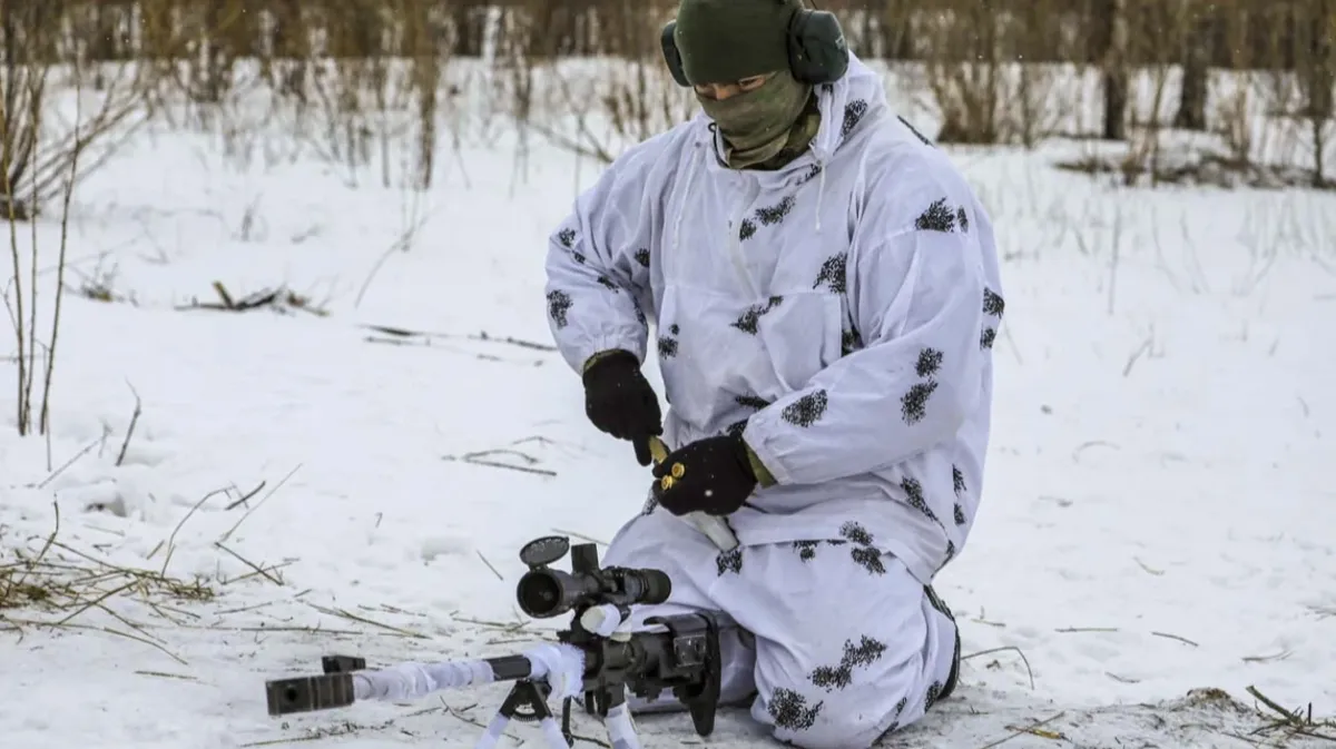 Российский военный поймал на лету украинский дрон и сломал его голыми руками - видео
