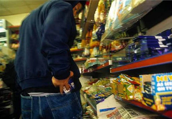 Неизвестный гражданин совершил кражу продуктов питания