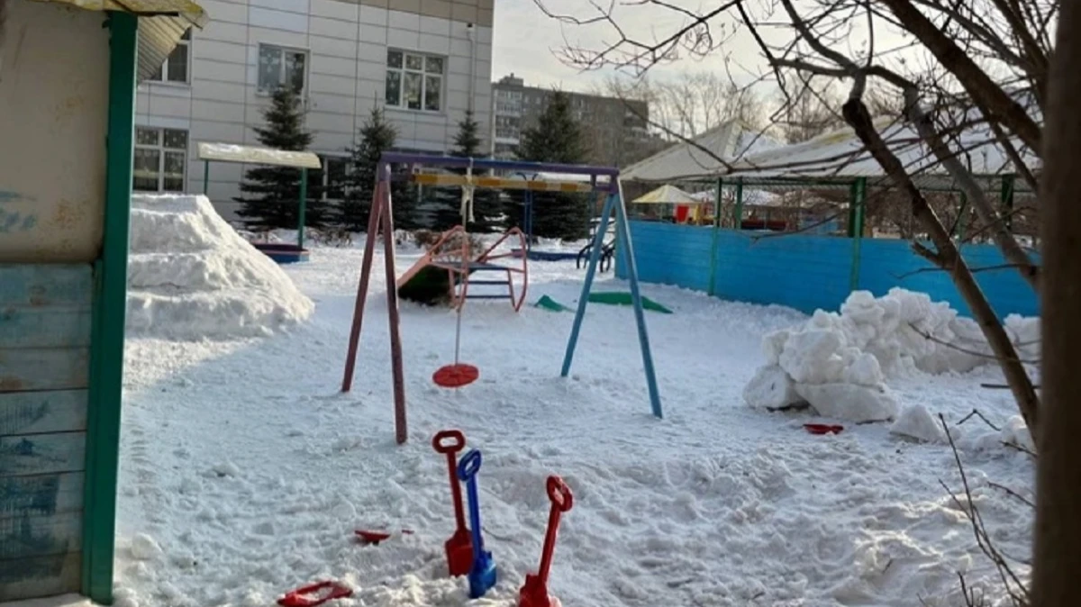 В Екатеринбурге скончалась трехлетняя девочка, которая зацепилась шарфом за горку в детском саду
