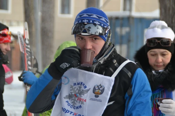 Отогревались лыжники бесплатным ароматным чаем