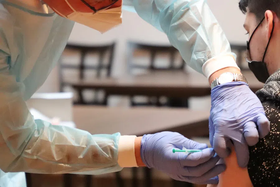 На Сахалине главврач местной больницы уничтожил вакцину от коронавируса и выдал поддельные сертификаты о прививке