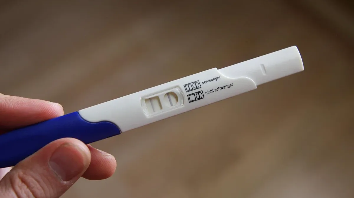 Сдача теста на беременность и посещение врача – лучший способом выяснить, являются ли это признаками зачатия или последствиями ПМС. Фото: Pixabay.com