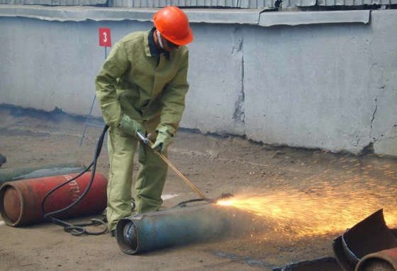 Газорезчик в результате порыва соединительной арматуры газорежущей установки получил ожоги пламенем