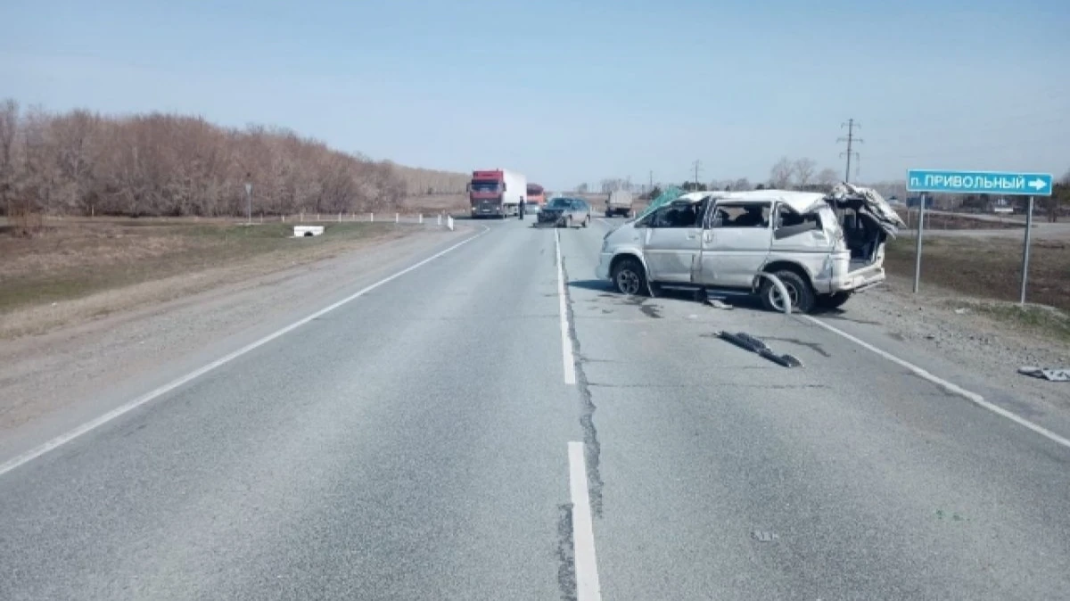 На трассе Р-256 под Новосибирском столкнулись две иномарки. Водителя госпитализировали с места аварии с тяжелыми травмами