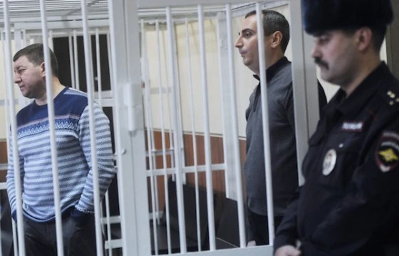 Бывший вице-мэр Новосибирска Александр Солодкин (второй справа) и бывший замглавы УФСКН по Новосибирской области Андрей Андреев (слева)