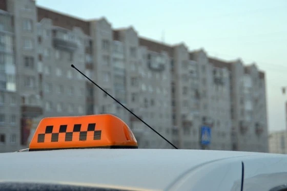 На таксиста напали ночью